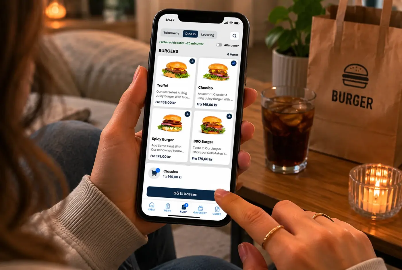 Kunde bestiller takeaway fra mobilen med AGI Order — menyen i stedets egen merkevare